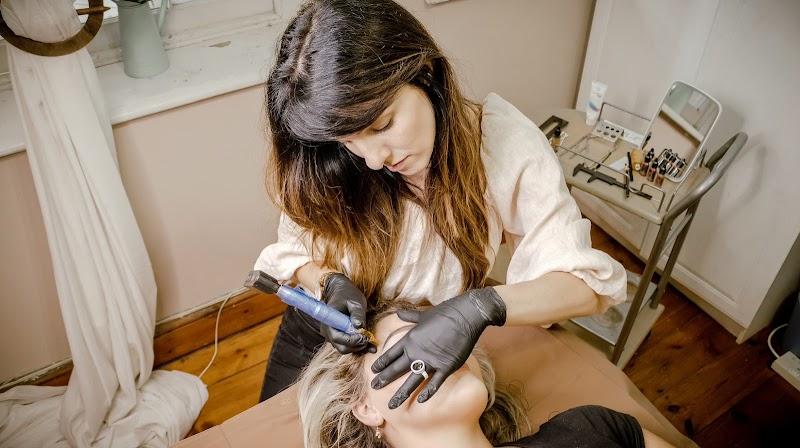 The Brow And Beauty Corner - Photo 2